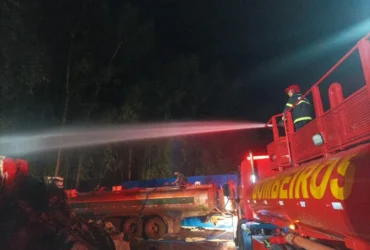 Bombeiros controlam incêndio em fardos de algodão em MT