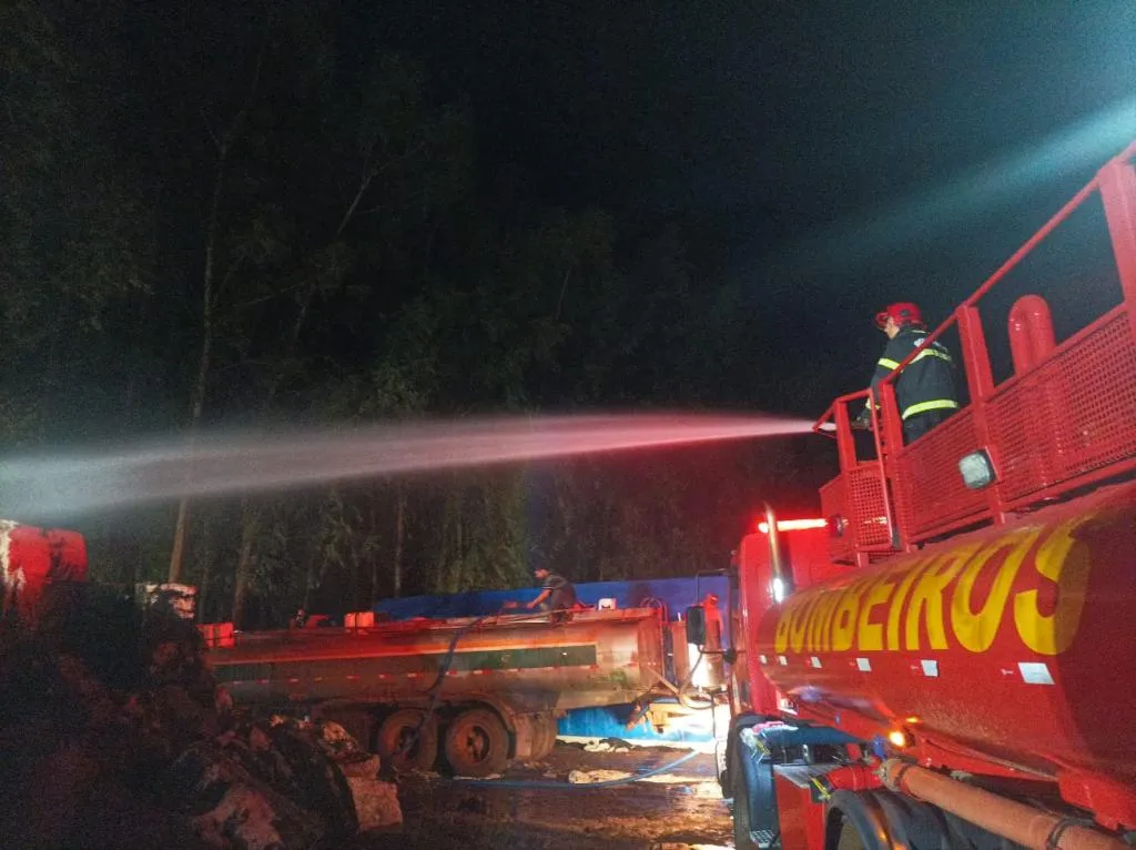 Bombeiros controlam incêndio em fardos de algodão em MT