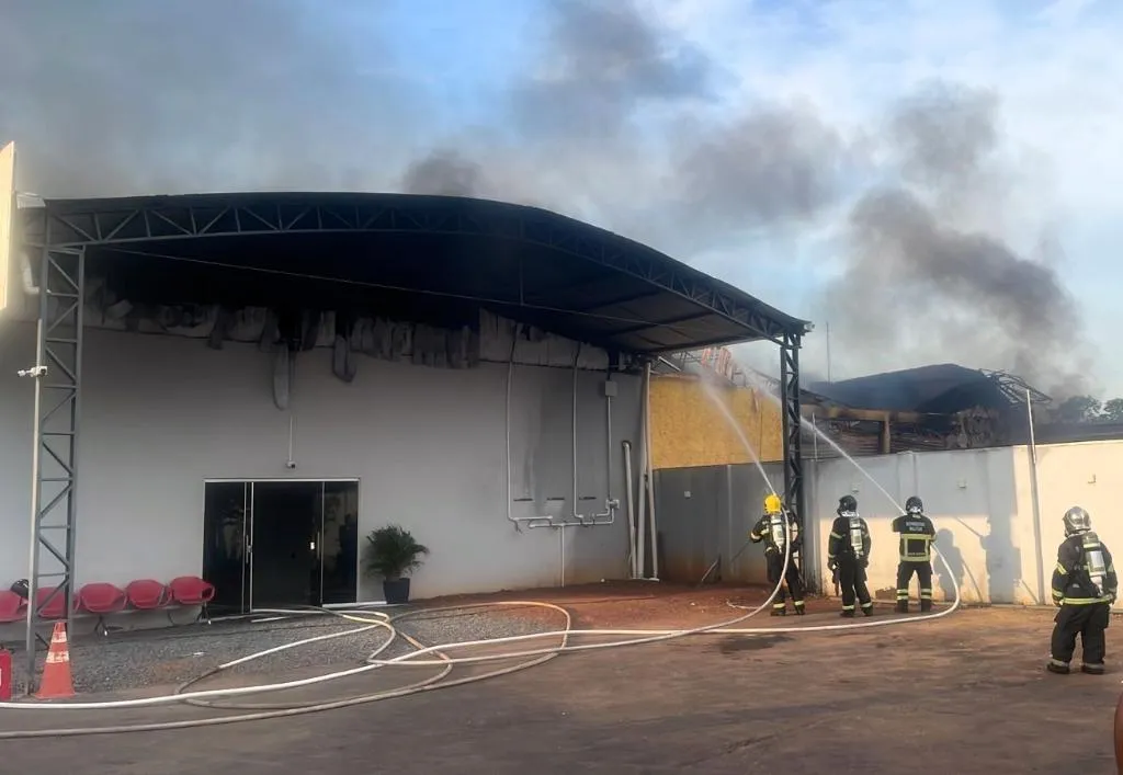 Bombeiros usam 230 mil litros de água em incêndio em Várzea Grande
