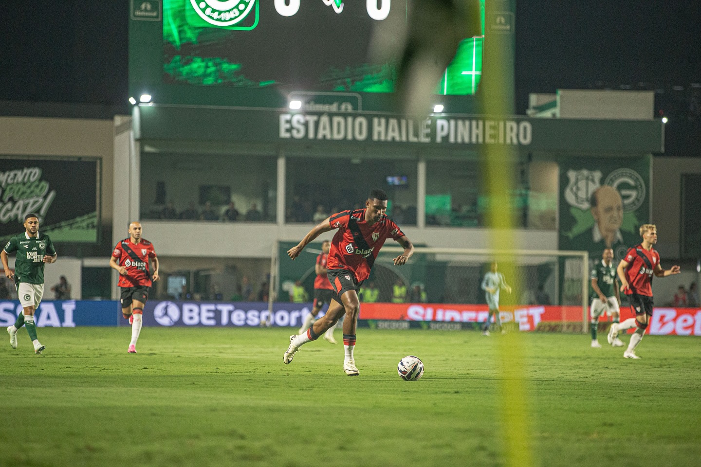 Atlético-GO x Athletico-PR: onde assistir, horário e prováveis escalações pela Série B. Imagem: Bruno Corsino