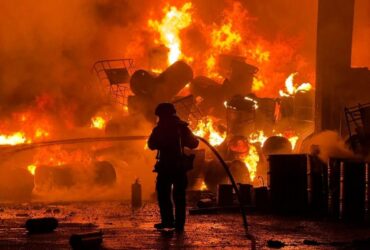 Operação do Corpo de Bombeiros mobilizou 15 viaturas e utilizou 200 mil litros de água para conter as chamas no bairro Coophamil