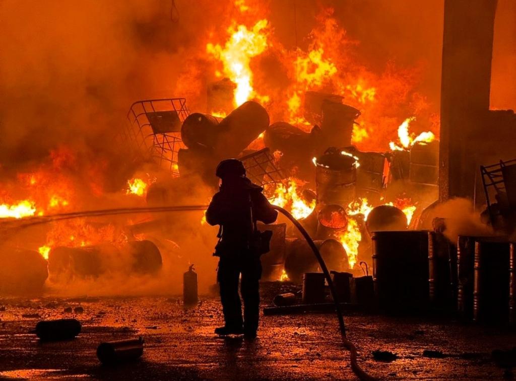 Operação do Corpo de Bombeiros mobilizou 15 viaturas e utilizou 200 mil litros de água para conter as chamas no bairro Coophamil