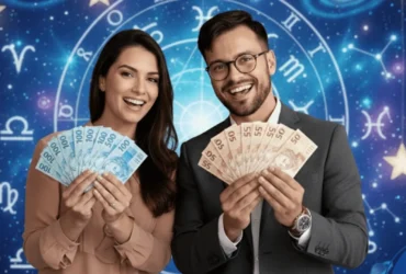 Casal segurando dinheiro na mão