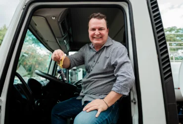 Max Russi entrega veículos para fortalecer agricultura familiar