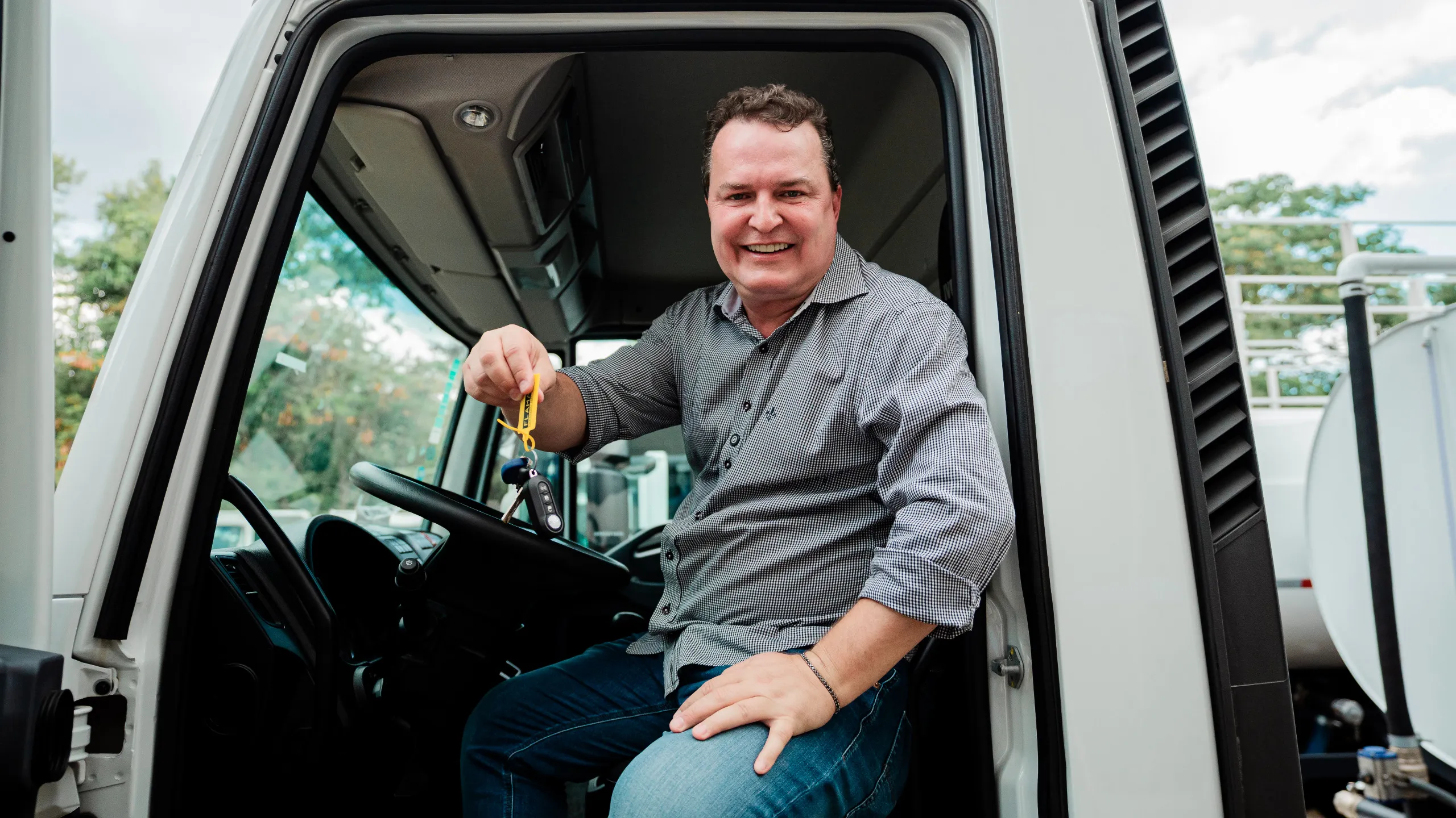 Max Russi entrega veículos para fortalecer agricultura familiar