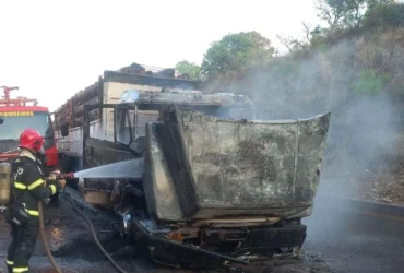 Bombeiros evitam propagação de incêndio em carreta na BR-364