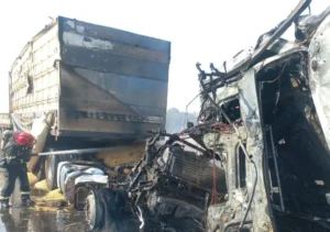 Bombeiros controlam incêndio após colisão de carretas na BR-364