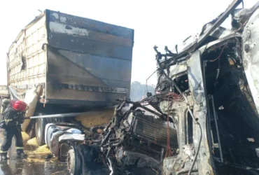 Bombeiros controlam incêndio após colisão de carretas na BR-364