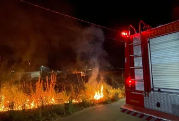 Bombeiros controlam incêndio em terreno urbano em Confresa