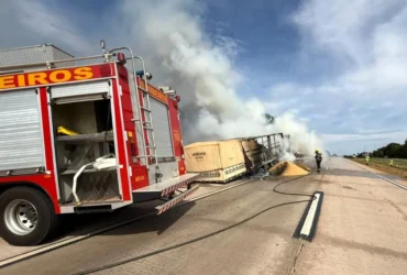 Bombeiros controlam incêndio em carreta com soja na BR-364