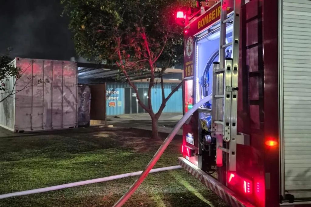 Bombeiros controlam princípio de incêndio em biblioteca de contêiner em Sinop