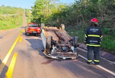 Bombeiros resgatam jovem após capotamento em MT-344