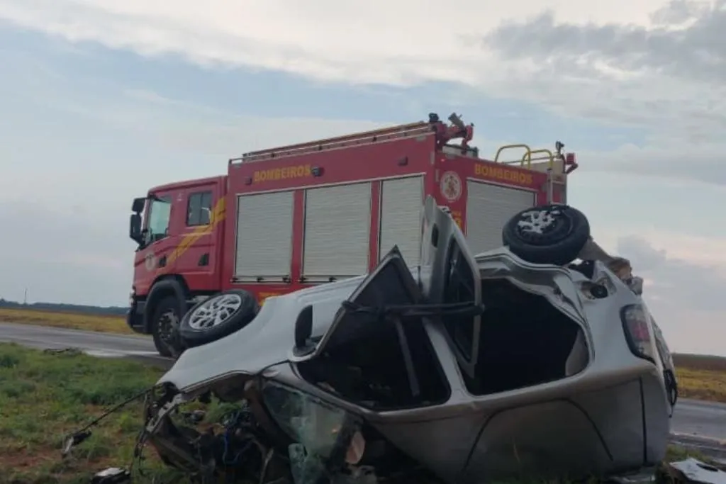 Bombeiros resgatam vítimas após colisão grave na MT-485