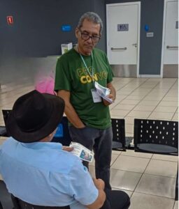 Em ação de panfletagem, Procon de Várzea Grande impede golpe contra idoso