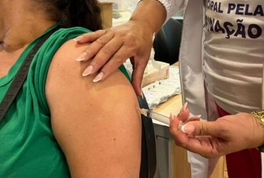Equipes da Saude realizam mais uma acao especial de vacinacao no Varzea Grande Shopping -CenárioMT