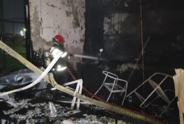 Acidente ocorreu na noite de domingo (5), na Avenida Dom Sebastião; fogo destruiu parte da edificação e materiais do imóvel