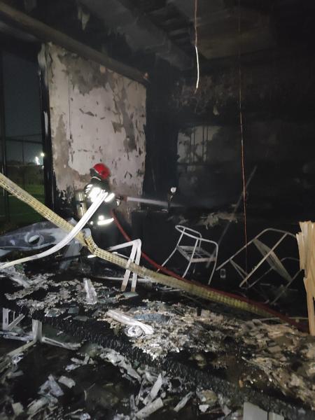 Acidente ocorreu na noite de domingo (5), na Avenida Dom Sebastião; fogo destruiu parte da edificação e materiais do imóvel