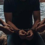 Homem sendo Algemado dentro do quarto