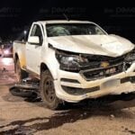 A colisão envolveu uma caminhonete Chevrolet S10, de cor branca, e uma motocicleta Honda Biz, de cor preta