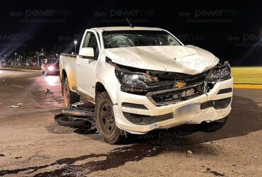 A colisão envolveu uma caminhonete Chevrolet S10, de cor branca, e uma motocicleta Honda Biz, de cor preta