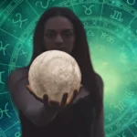 Mulher com bola de cristal na mao