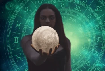 Mulher com bola de cristal na mao