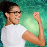 Mulher feliz comemorando