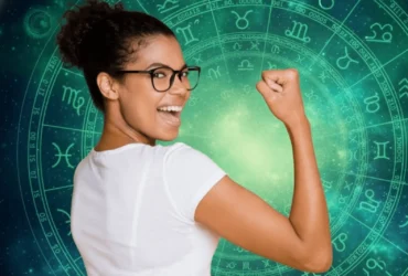 Mulher feliz comemorando