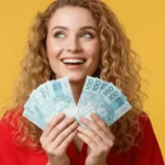 Mulher segurando notas de reais na mao