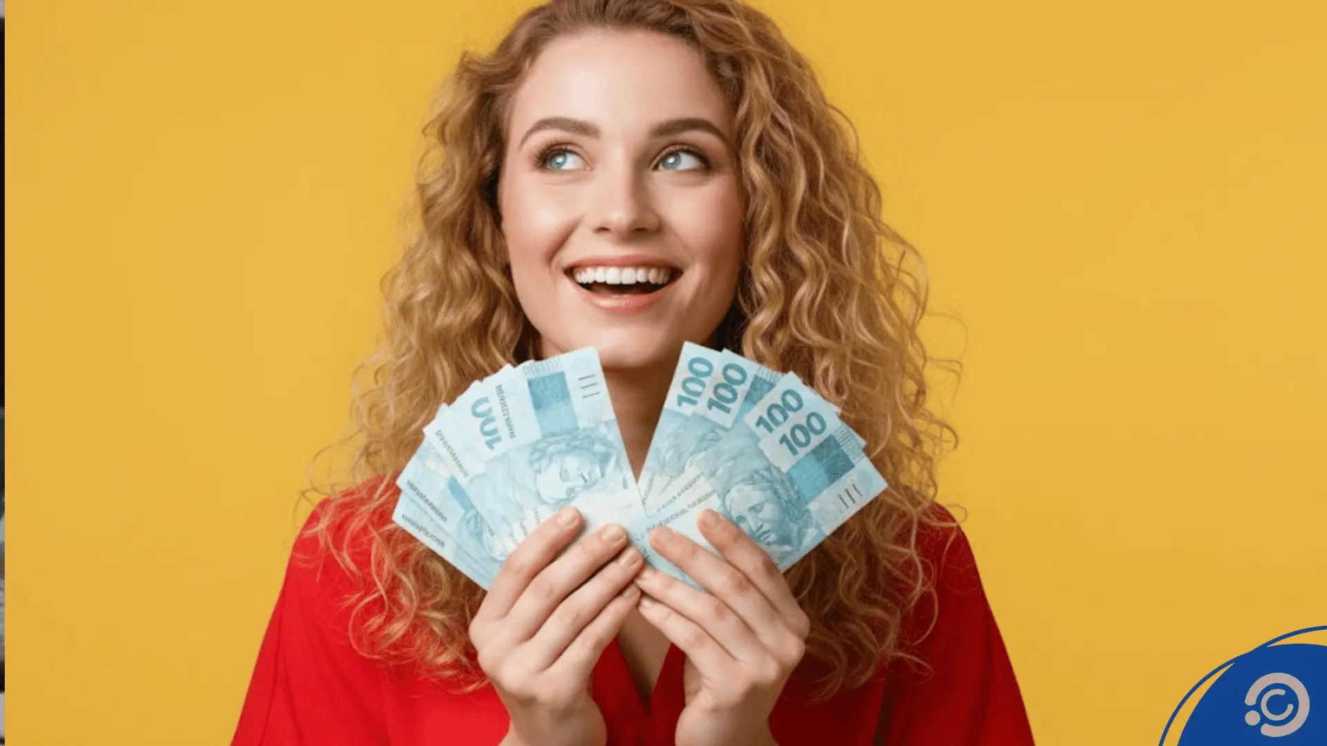 Mulher segurando notas de reais na mao