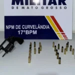 Homem é preso por ameaçar pais e portar revólver em Curvelândia