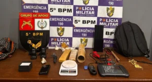 PM prende suspeito e apreende drogas e equipamentos de furto
