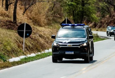 Homem de 55 anos é encontrado morto em rua de Cáceres; polícia investiga circunstâncias