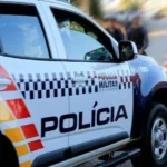 Vizinhos relataram ouvir gritos e discussão antes do crime. Suspeito, de 32 anos, foi encontrado ferido e levado ao Pronto Atendimento Municipal.