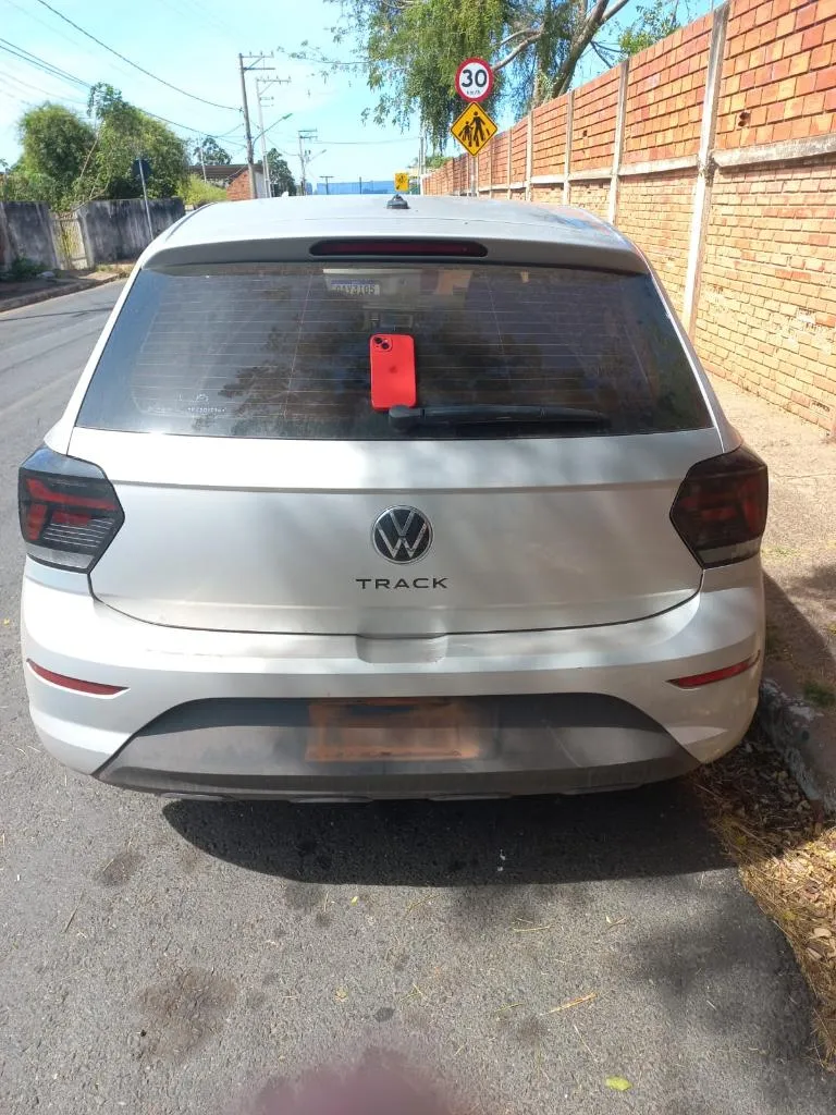 PM prende suspeito e recupera carro roubado em Cuiabá