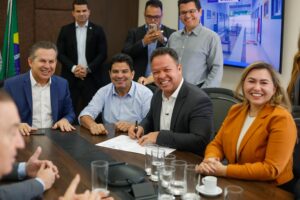 Prefeito de Rondonópolis e governador assinam autorização para obra do viaduto do Trevão: “concretização de um sonho”