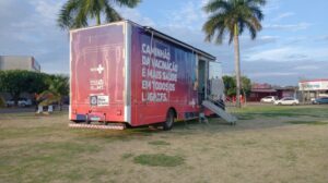 Quase 2 mil doses de imunizantes são aplicados em ação do caminhão de vacinas em Sinop