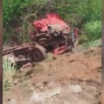 Acidente ocorreu na tarde desta terça-feira (28), no km 785 da rodovia, e causou tombamento de uma das carretas, com derramamento de milho e vazamento de combustível