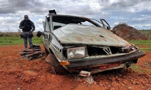 Pai e filha retornavam de evento de carros antigos quando veículo saiu da pista e capotou na manhã deste domingo (19)