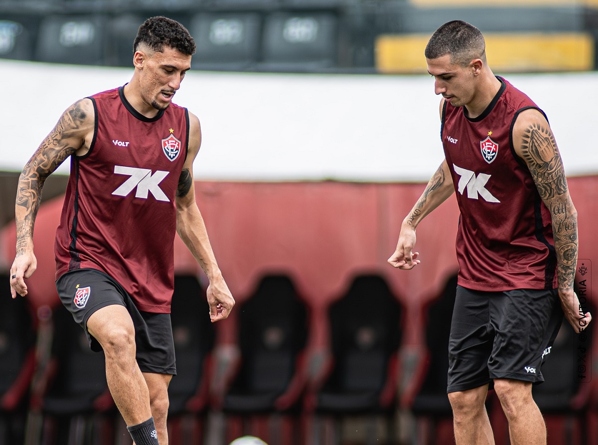 Santos x Vitória ao vivo: onde assistir, escalações e tudo sobre o duelo decisivo na Vila Belmiro. Imagem: Victor Ferreira EC Vitória