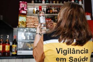 Vigilância Sanitária de Várzea Grande alerta sobre riscos de bebidas clandestinas e orienta população