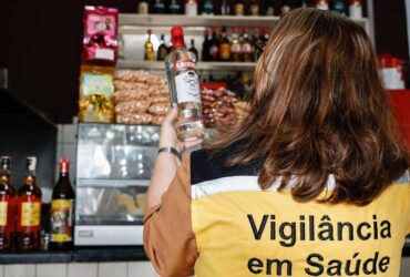 Vigilancia Sanitaria de Varzea Grande alerta sobre riscos de bebidas clandestinas e orienta populacao -CenárioMT