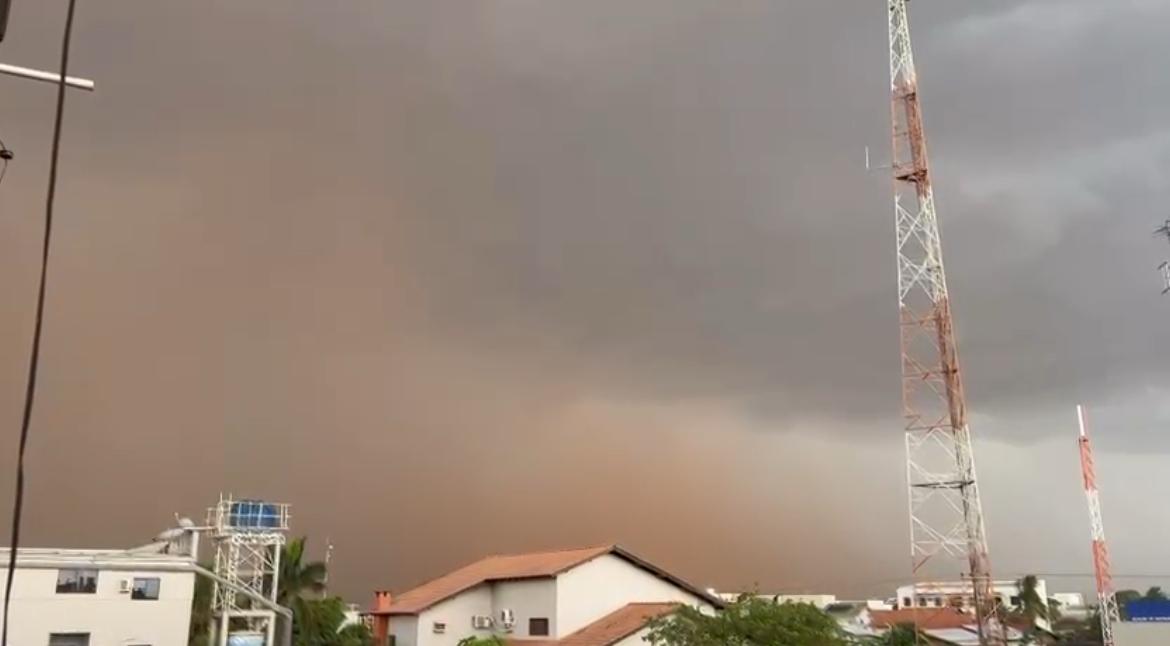 Fenômeno foi registrado em vídeos e assustou moradores; não há informações de feridos até o momento