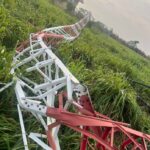 Chuva forte acompanhada de ventos derrubou a estrutura instalada às margens da MT-325; técnicos trabalham para restabelecer o serviço provisoriamente.