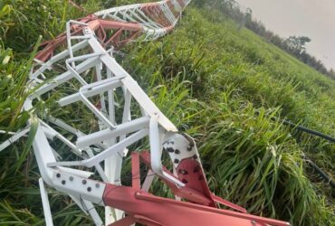 Chuva forte acompanhada de ventos derrubou a estrutura instalada às margens da MT-325; técnicos trabalham para restabelecer o serviço provisoriamente.