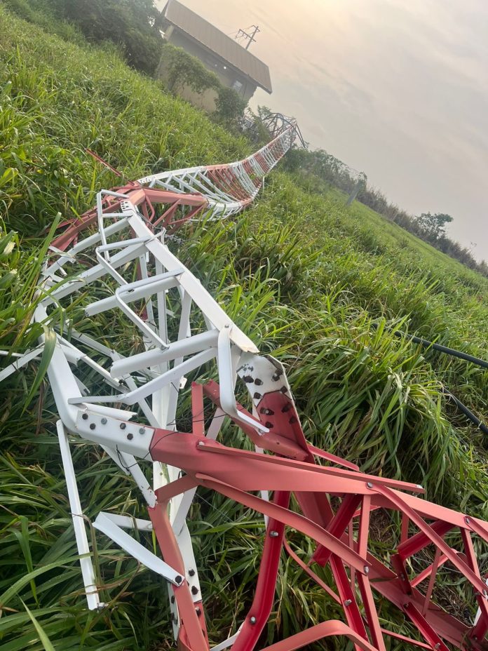 Chuva forte acompanhada de ventos derrubou a estrutura instalada às margens da MT-325; técnicos trabalham para restabelecer o serviço provisoriamente.