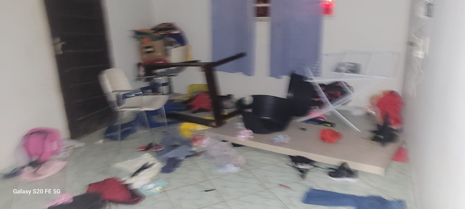 Guarda Civil Municipal utilizou armas não letais para conter suspeito, que chegou a danificar móveis da residência e agredir os agentes