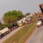 Colisão traseira ocorreu próximo ao posto da PRF; pista Norte está bloqueada e equipes de resgate atuam no local