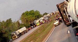 Colisão traseira ocorreu próximo ao posto da PRF; pista Norte está bloqueada e equipes de resgate atuam no local