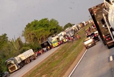 Colisão traseira ocorreu próximo ao posto da PRF; pista Norte está bloqueada e equipes de resgate atuam no local